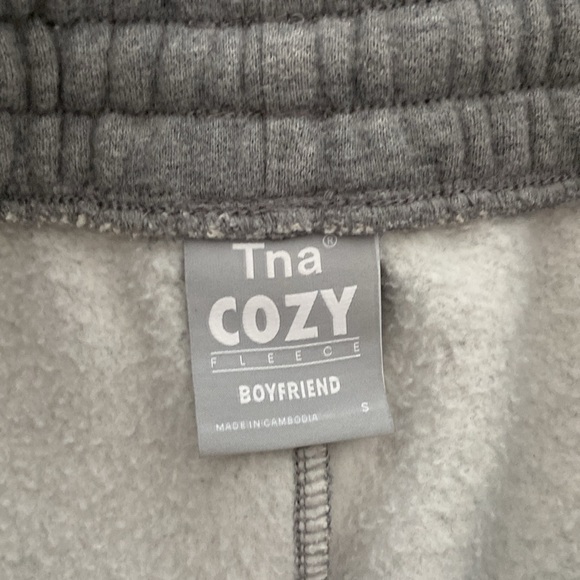 Aritzia TNA boyfriend cozy fleece sweat shorts - Picture 2 of 3